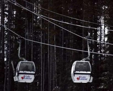 Skiers and snowboarders remain trapped on the Grizzly Express in Lake Louise, Canada November 27, 2005, as some 65 people remain trapped after the ski hills new gondola broke down around 3pm following the World Cup race.