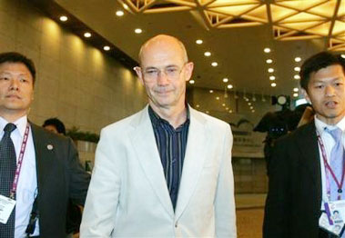 Escorted by security officials, WTO Director-General Pascal Lamy leaves the Hong Kong Convention and Exhibition Center after an overnight meeting Sunday, Dec. 18, 2005. The last-minute negotiations at the WTO summit were focused on whether delegates could agree on a date to end export subsidies, with developing nations saying a deal had been struck while the European Union said there still was no agreement. (AP 