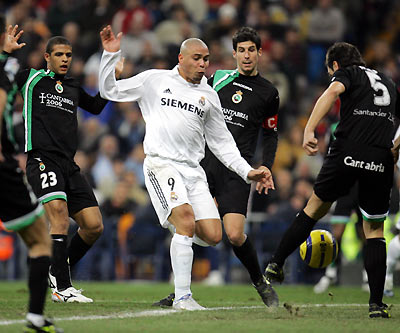 Racing Santander's players (L to R), Felipe Melo, Jose Moraton Taeno and Borja Enrique Ayesa "Neru" try to stop Real Madrid's Ronaldo during their Spanish First Division soccer match at Santiago Bernabeu stadium in Madrid, December, 21, 2005. [Reuters]