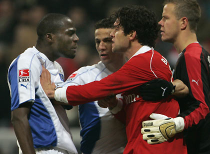 Bayern Munich's midfielder Michael Ballack (2nd R) argues with Hamburg's Guy Demel (L) as Hamburg's goalkeeper Sascha Kirschstein (R) and Khalid Boulahrouz try to intervene during their German League Cup third round soccer match in Munich, December 21, 2005. [Reuters]