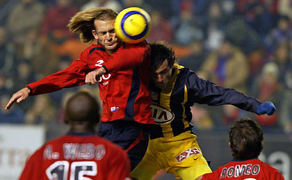 Osasuna's Ludovic Delporte (Top L) of France jumps for the ball with Atletico Madrid's Juan Valera Espin (Top R) while Pierre Achille Webo (bottom L) of Cameroon and Francisco Javier Moreno Jimenez of Uruguay watch during their Spanish First Division league match played at Pamplona's Sadar stadium December 22, 2005.