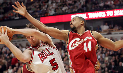 hicago Bulls forward Andres Nocioni (L) grabs a rebound in front of Cleveland Cavaliers Alan Henderson in the fourth quarter of their NBA game in Chicago, December 22, 2005. 