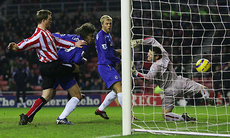 Chelsea's Hernan Crespo (2nd L) scores with a header past Sunderland's Steven Caldwell (L) and goalkeeper Kelvin Davis (R) as Chelsea's Eidur Gudjohnsen watches during their English Premier League soccer match at the Stadium of Light in Sunderland January 15, 2006. [Reuters]