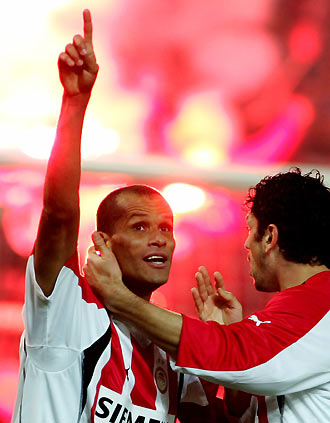 Olympiakos' Rivaldo (L) of Brazil celebrates with team mate Erol Bulut after scoring a second goal against Panathinaikos during a Greek first division soccer match in Piraeus' Karaiskaki stadium near Athens January 15, 2006. [Reuters]