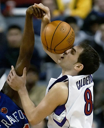 Toronto Raptors guard Jose Calderon (R) gets a rebound in the nose while battling New York Knicks Jamal Crawford for the ball during the second half of their NBA game in Toronto, January 15, 2006. Toronto defeated New York 129-103. [Reuters]