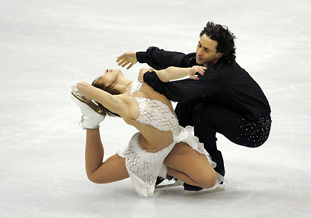 Federica Faiella (L) and Massimo Scali of Italy perform during the practice session of the European Figure Skating Championships at the Palais des Sports ice rink in Lyon, central France, January 16, 2006. The European Figure Skating Championships runs in Lyon until January 22. [Reuters]