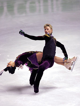 Isabel Delobel (L) and Olivier Schoenfelder of France perform during the practice session of the European Figure Skating Championships at the Palais des Sports ice rink in Lyon, central France, January 16, 2006. The European Figure Skating Championships runs in Lyon until January 22. [Reuters]