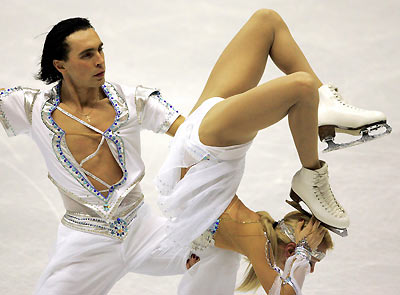 Elena Grushina (R) and Ruslan Goncharov of Ukraine perform during the practice session of the European Figure Skating Championships at the Palais des Sports ice rink in Lyon, central France, January 16, 2006. The European Figure Skating Championships runs in Lyon until January 22. [Reuters]