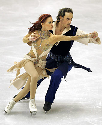 Elena Grushina (R) and Ruslan Goncharov of Ukraine perform during the practice session of the European Figure Skating Championships at the Palais des Sports ice rink in Lyon, central France, January 16, 2006. The European Figure Skating Championships runs in Lyon until January 22. [Reuters]