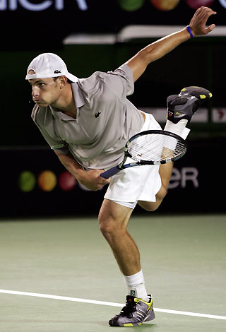 Andy Roddick of the U.S. serves to Michael Lammer of Switzerland at the Australian Open tennis tournament in Melbourne January 16, 2006. [Reuters]