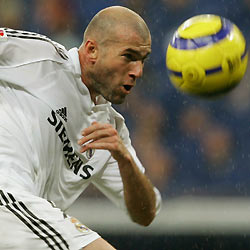 Zinedine Zidane keeps his eyes on the ball during his Spanish first division soccer match against Sevilla at the Santiago Bernabeu stadium in Madrid January 15, 2006