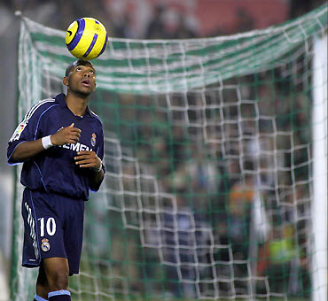 Real Madrid's Robinho of Brazil heads the ball during their Spanish King's Cup quarter-final first leg soccer match against Real Betis at the Manuel Ruiz de Lopera stadium in Seville January 18, 2006. [Reuters]