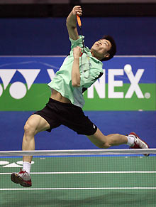China's Chen Hong returns a shot to Yousuke Nakanishi of Japan in their men's singles match during the first round of the All England badminton championships in Birmingham, England January 18, 2006. 