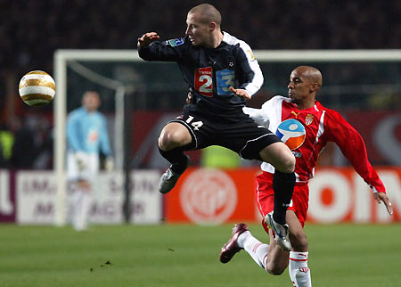 Nice's Florent Balmont (L) challenges Monaco's Manuel Dos Santos (R) during their French Ligue Cup soccer semi-final match at the Louis II stadium in Monaco February 7, 2006. [Reuters]