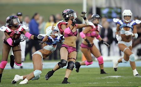 Los Angeles Temptation(blue) play against New York Euphoria during the third annual Lingerie Bowl football game in Los Angeles February 5, 2006. The 30-minute game features models playing full-contact football in lingerie and airs locally on pay-per-view during half time of the NFL's Super Bowl XL football game. [Reuters]