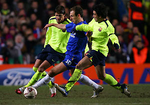 Chelsea's Arjen Robben (C) is tackled by Barcelona's Edmilson (L) and Deco during their Champion's League first knockout round first leg soccer match at Stamford Bridge in London February 22, 2006. 