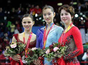 (L-R) Silver medallist Sasha Cohen from the U.S., gold medal winner Shizuka Arakawa (C) from Japan and bronze medallist Irina Slutskaya of Russia pose during a medal ceremony for the women's Figure Skating competition at the Torino 2006 Winter Olympic Games in Turin, Italy, February 23, 2006. 