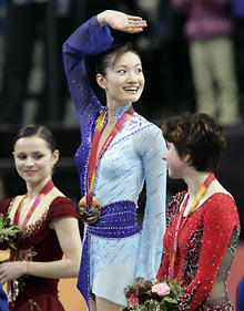 (L-R) Silver medallist Sasha Cohen from the U.S., gold medal winner Shizuka Arakawa (C) from Japan and bronze medallist Irina Slutskaya of Russia pose during a medal ceremony for the women's Figure Skating competition at the Torino 2006 Winter Olympic Games in Turin, Italy, February 23, 2006. 