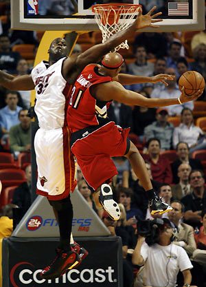 Dallas Mavericks center DeSagana Diop (top) jumps in front of Philadelphia 76ers guard Allen Iverson during first half NBA action in Dallas, Texas, February 27, 2006. [Reuters] 