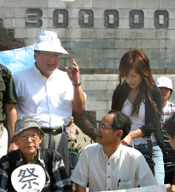 Japanese mourn war victims in Nanjing