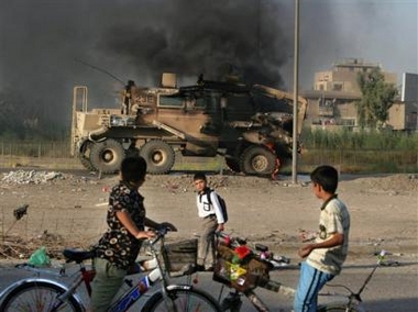 String of car bombs kills 99 in Iraq