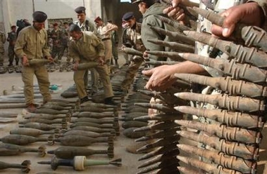 US army digs up weapons cache in Iraq