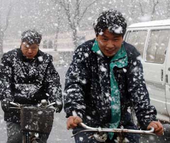 Spring snowfall hits Beijing