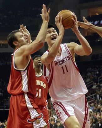 Yao helps Rockets beat Hawks 123-121