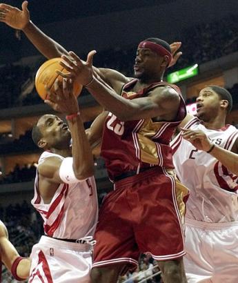 Yao Vs LeBron: Rockets blast Cavaliers 90-84