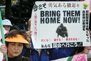 Japanese protesters demand a withdrawal from Iraq