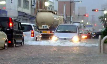 Typhoon Meari hits south Japan, triggers floods