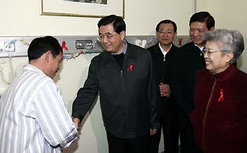 President Hu shakes hands with AIDS patients
