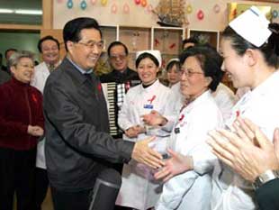 Hu visits AIDS patients in Beijing