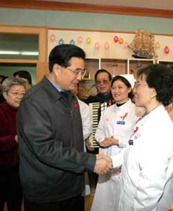 President Hu shakes hands with AIDS patients