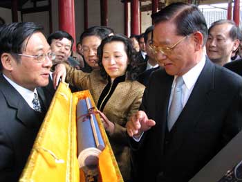 KMT leader pays tribute to Sun Yat-sen