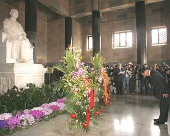 KMT leader pays tribute to Sun Yat-sen