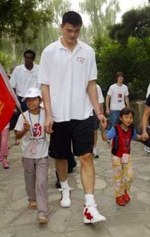 NBA star Yao Ming promotes AIDS awareness in China