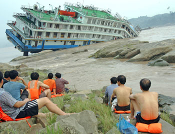 A five-floor vessel ran aground