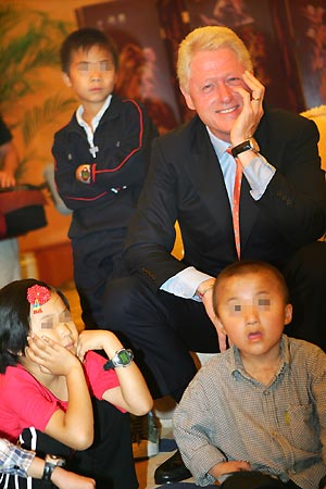 Clinton meets AIDS orphans