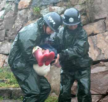 Chinese evacuate as typhoon threatens Shanghai