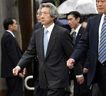 Koizumi's shrine visit draws rage, protests