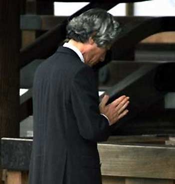 Japanese PM visits Tokyo war shrine