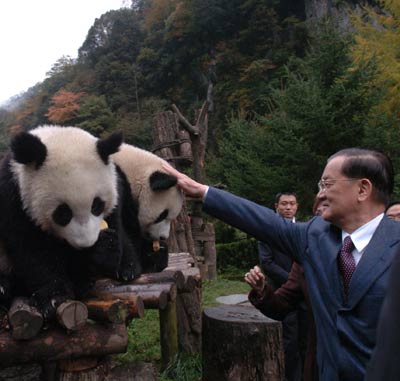 Lien Chan visits Wolong giant panda research center