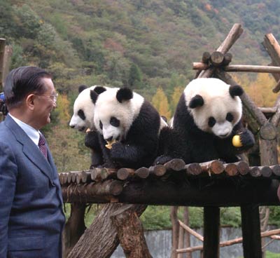 Lien Chan visits Wolong giant panda research center