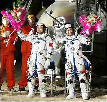 China's taikonauts get hero title at celebration