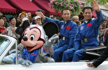 HK greets Shenzhou VI astronauts