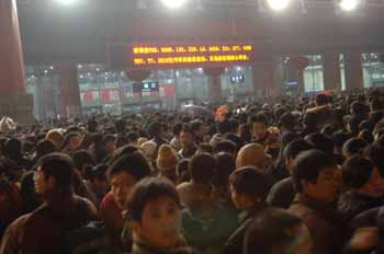 Snow paralyzes railways, 160,000 passengers held up