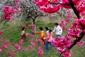 Residents enjoy early spring sunshine in Guizhou