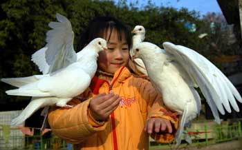 Residents enjoy early spring sunshine in Guizhou