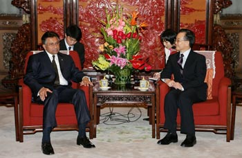 Wen Jiabao, Musharraf meet in Beijing